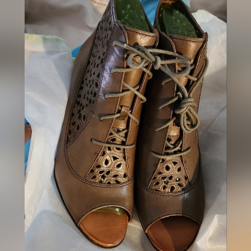 New Naya Cutout Design Ankle Booties